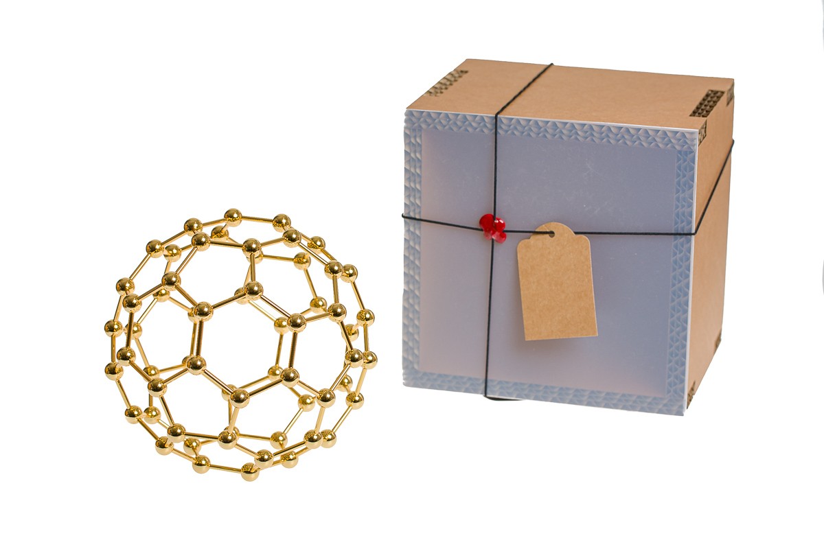 Fullereno fabricado en metal dorado - Imagen 3